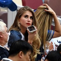 Berstatus bintang lapangan hijau zaman now, Paul Pogba bukan tidak mungin menjadi rebutan banyak perempuan. Tapi hanya satu perempuan yang berhasil menaklukkan hatinya. Dialah Maria Salaues yang disebut-sebut sebagai kekasih pesepakbola 25 tahun itu. (Foto: AFP PHOTO / FRANCK FIFE)
