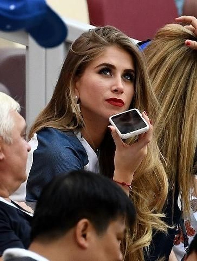 Berstatus bintang lapangan hijau zaman now, Paul Pogba bukan tidak mungin menjadi rebutan banyak perempuan. Tapi hanya satu perempuan yang berhasil menaklukkan hatinya. Dialah Maria Salaues yang disebut-sebut sebagai kekasih pesepakbola 25 tahun itu. (Foto: AFP PHOTO / FRANCK FIFE)