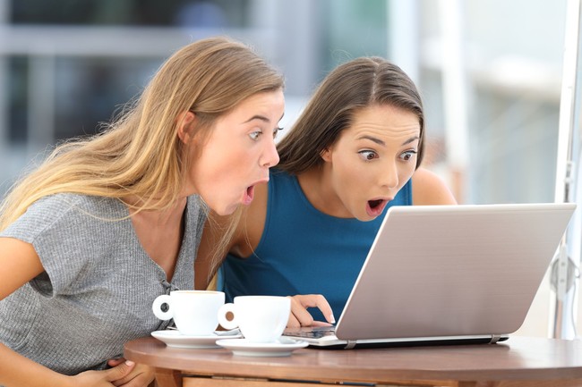 Menatap layar laptop bersama model lainnya, Carla juga menunjukkan ekspresi kaget setengah mati. Foto: Thinkstock