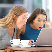 Menatap layar laptop bersama model lainnya, Carla juga menunjukkan ekspresi kaget setengah mati. Foto: Thinkstock