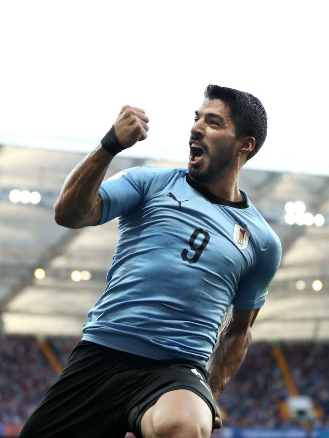 Luis Suarez yang menjadi kontroversi pada Piala Dunia 2014 karena menggigit pemain Italia, kembali bersinar di Piala Dunia 2018. Dari tiga kali pertandingan Uruguay di Piala Dunia 2018, pesepakbola 31 tahun itu sudah mencetak dua gol. Foto: Dok. Getty Images