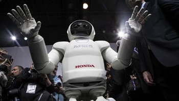 Ketika ditanya oleh TechCrunch, perwakilan dari Honda mengatakan bahwa Asimo tidak akan dipensiunkan sepenuhnya. Jauh dari pensiun, Asimo akan terus tampil di lokasi di seluruh AS untuk menginspirasi anak muda dan mendorong mereka untuk memilih karir di STEM, ujar perwakilan Honda, seperti dikutip detikINET dari TechCrunch, Jumat (29/6/2018).  (Foto: GettyImages)