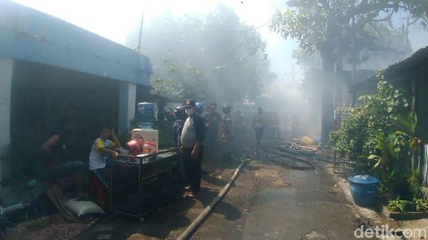 Barang-barang milik warga dievakuasi/