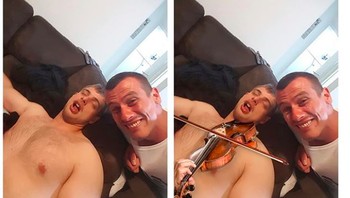 “Hey Jamie, ini adalah foto aku dan saudaraku. Bisakah kamu membuat seolah dia sedang tidak tidur?” Foto: Instagram