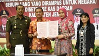Uang pengganti tersebut diserahkan oleh Kasipidsus Kejari Jember dan diterima oleh Kepala BPKAD Kabupaten Jember yg disaksikan Bupati dan Kajari Jember, beserta Forkominda, Kapala OPD dan SKPD Kabupaten Jember.