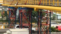 Tiang JPO yang patah terlihat ditopang dengan stagger atau penyanggah besi