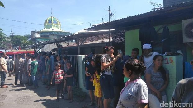 Warga diimbau untuk menjauh dari lokasi kebakaran/