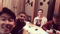 Selain berfoto sambil memegang sebotol wine dengan Kevin Wimmer, Son Heung-min juga makan malam bersamanya serta kedua rekannya. Apa yang dipesan mereka, ya? Foto: istmewa