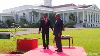 Jokowi dan Mahathir juga menanam pohon Meranti di halaman Istana Bogor (Foto: Niken Purnamasari/detikcom)