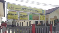 Dalam screenshot di grup Whatsapp SDIT Darul Maza yang viral, tampak percakapan antara Robiatul dan seseorang bernama Fahrudin. Fahrudin mempertanyakan sikap Robiatul yang memilih Ridwan Kamil dan menyebut pilihan itu lain dengan arahan yayasan. Fahrudin kemudian mengatakan hanya ingin bekerja sama dengan staf yang satu visi dan misi dengan yayasan. Robiatul lalu meminta kepastian dan dijawab Fahrudin yang akan memberi surat keterangan. Seorang guru SDIT Darul Maza bernama Tri menjelaskan bahwa masalah sudah diselesaikan secara musyawarah dan tidak ada arahan khusus dari sekolah soal Pilgub Jabar. 