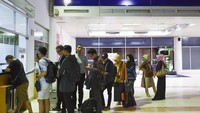 Sejumlah penumpang antre untuk mengatur jadwal penerbangannya yang dibatalkan di terminal keberangkatan Lombok International Airport (LIA) di Praya, Lombok Tengah, NTB, Jumat (29/6). ANTARA FOTO/Ahmad Subaidi.