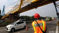Penampakan JPO Bambu Apus yang patah pada bagian tengah, pasca diseruduk truk pada Kamis (28/6).