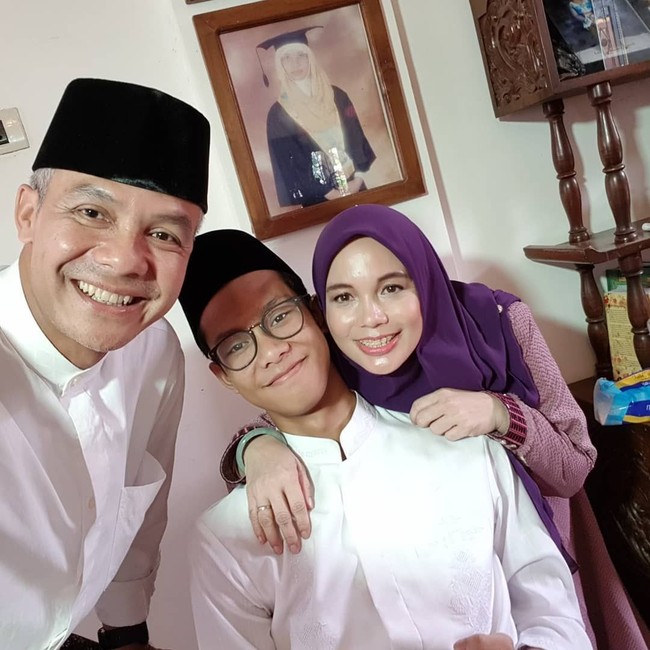 Atikoh tak segan mengeksplor gaya hijabnya. Di Youtube channel Ganjar Pranowo, ia rutin berbagi tutorial hijab mulai dari gaya formal hingga jalan-jalan bersama anak. Foto: Instagram/Atikoh.s