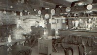 Perhatikan kursi kedua di sebelah kanan gambar, Anda akan melihat bayangan garis figur tubuh yang tengah duduk di restoran tua yang berada di wilayah Jean Bonnet Tavern, Bedford, Amerika. Foto: Istimewa