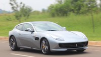Mobil Ferrari memang biasanya dibuat dengan desain khas mobil super. Tak heran, mobil-mobil Ferrari identik dengan mobil dua pintu yang cuma bisa dinikmati dua orang.