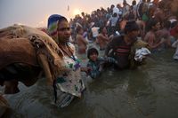 Semua orang turun ke Sungai Gangga untuk mandi (Ahmad Masood/Reuters)