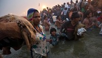 Perayaan agama Hindu terbesar ini akan diadakan pada 14 Januari di Sungai Gangga. Puluhan juta orang akan datang dan ambil bagian dari tradisi ini. (Ahmad Masood/Reuters)