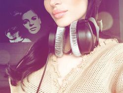 Kecantikan Sang Pelantun Piala Dunia 2018 Pukau Netizen