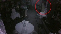 Penampakan hantu ini tertangkap rekaman CCTV, di Curiositeaz Vintage Tea Room di Perth, Australia. Sang pemilik kafe bahkan sampai memanggil pemburu hantu, karena sering diganggu dengan penunggu di kafe nya tersebut. Foto: Istimewa