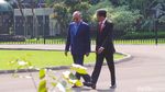 Kebersamaan Jokowi-Mahathir: Akrab Berbincang hingga Tanam Pohon