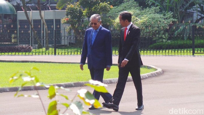 Bugarnya Mahathir, Masih Kuat Imbangi Jokowi Jalan Kaki