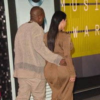 Dia (Kanye West) cinta dengan bokongku yang semakin besar. Dan dia suka dengan payudara yang juga lebih besar, ungkap Kim saat baru melahirkan North West. Foto: dok. Getty Images