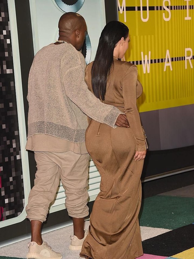 Dia (Kanye West) cinta dengan bokongku yang semakin besar. Dan dia suka dengan payudara yang juga lebih besar, ungkap Kim saat baru melahirkan North West. Foto: dok. Getty Images