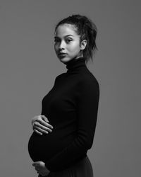 Perut hamil Putri Marino.