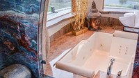 Bagian kamar mandi juga dilengkapi dengan marmer bertekstur seperti lukisan Van Gogh. Istimewa/Zillow.inc.