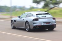 Ferrari GTC4Lusso T Asyik Diajak Ngebut Bersama Orang Tercinta