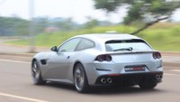 Mobil yang dimaksud adalah Ferrari GTC4Lusso T. Mobil yang pertama kali meluncur di ajang Paris Motor Show 2016 ini sudah mendarat di Indonesia.