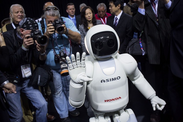 robot honda asimo PASADENA, CA - JANUARY 1: The Honda robot float