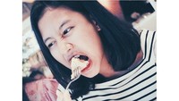 Gaya makannya Shena semangat banget ya? Foto: Instagram Shenina Cinnamon