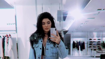 Dari busana, pakaian berbahan jeans tampak beberapa kali dikenakannya. Foto: Instagram/strefie