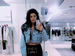 Kecantikan Sang Pelantun Piala Dunia 2018 Pukau Netizen