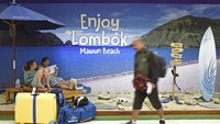 Dua wisatawan manca negara yang penerbangannya dibatalkan duduk santai di Photobooth Lombok International Airport (LIA) di Praya, Lombok Tengah, NTB, Jumat (29/6). ANTARA FOTO/Ahmad Subaidi.
