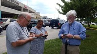 Tiga jurnalis AS lainnya tampak sedang mencatat di halaman di luar kantor Capital Gazette ketika penembakan berlangsung. Foto: REUTERS/Greg Savoy