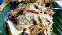 Kalau Nasi Ayam Mnok Nem punya opor yang mlekoh gurih. Lauknya komplet dari sate telur puyuh, usus, hati dan ampela, seperti yang dinikmati @jerry_lontoh.  Foto: Instagram @jerry_lontoh 