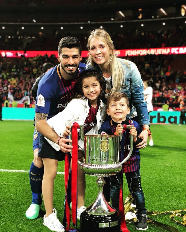 Dalam sebuah wawancara, seperti dikutip Mirror, Luis Suarez pernah mengungkapkan istri dan anak-anaknya adalah segalanya baginya. “Mereka membuatku lebih tenang. Sekarang ini aku banyak memikirkan mereka ketika aku di lapangan,” katanya. Foto: Dok. Getty Images, Instagram
