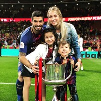 Dalam sebuah wawancara, seperti dikutip Mirror, Luis Suarez pernah mengungkapkan istri dan anak-anaknya adalah segalanya baginya. “Mereka membuatku lebih tenang. Sekarang ini aku banyak memikirkan mereka ketika aku di lapangan,” katanya. Foto: Dok. Getty Images, Instagram