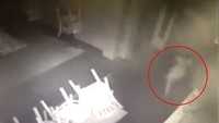 Bayangan putih misterius ini tertangkap kamera di dalam sebuah restoran gelap yang sudah tutup. Foto: Istimewa