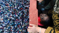 Foto: Festival Bisket atau disebut juga Bisket Jatra merupakan acara Tahun Baru Nepal. Tradisi ini diadakan tepat pada bulan April, sesuai dengan kalender China. (Navesh Chitrakar/Reuters)