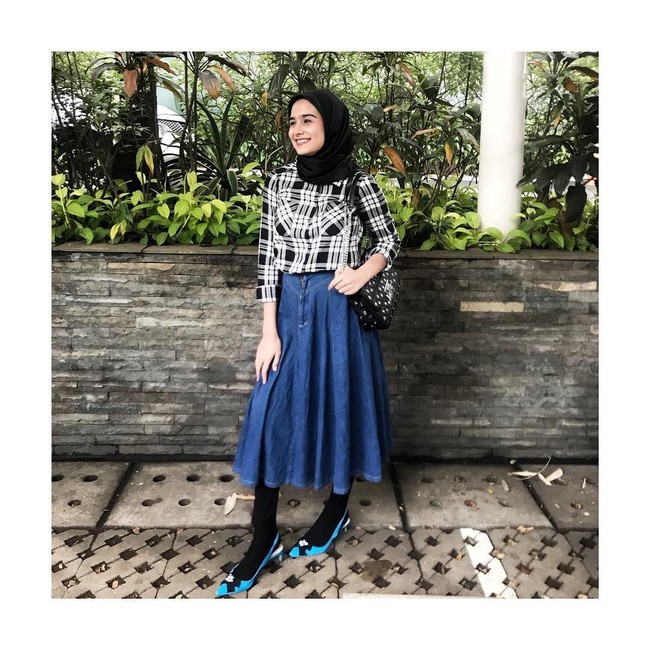 Ibu dua anak ini sering mendapat pujian netizen di media sosial. Banyak yang berpendapat penampilan Sonya masih mirip ABG. Foto: Instagram/SonyaFatmala