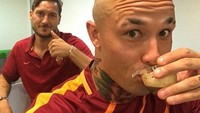Pesepak bola berdarah Batak asal Belgia yang bermain untuk klub A.S Roma, Radja Nainggolan ternyata suka ngopi juga. Lihat nih, Radja pun terlihat sedang menikmati secangkir kecil kopi sambil selfie. Foto: Instagram @radja.nainggolan