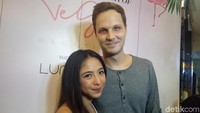 Keduanya terlihat sangat mesra di acara tersebut. Veynindia Esaloni Pardede