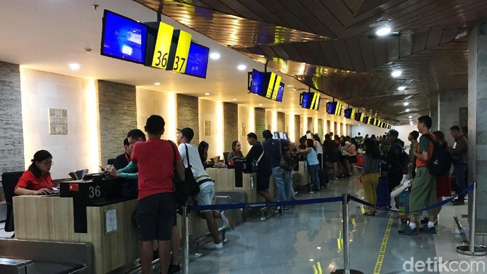 Illustrasi Bandara Ngurah Rai Delay karena abu vulkanik gunung agung Bali