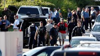 Dituturkan kepolisian setempat dan saksi mata, pelaku melepas tembakan menembus pintu kaca di dalam kantor surat kabar Capital Gazette itu. Saat beraksi, pelaku terlihat mencari korban yang menjadi targetnya. Foto: REUTERS/Joshua Roberts