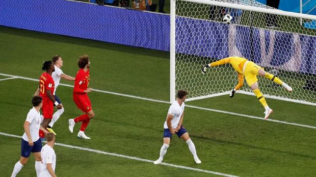 Jordan Pickford tak mampu menggagalkan tembakan Adnan Januzaj.