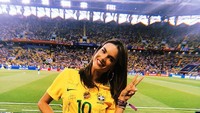 Model cantik Alessandra Ambrosio tampil total mendukung Brasil di pertandingan Piala Dunia belum lama ini. Foto: Dok. Instagram/@alessandraambrosio