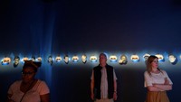 Pengunjung sedang melihat-lihat pameran seni yang berlangsung hingga 21 Oktober 2018.  Foto: Reuters